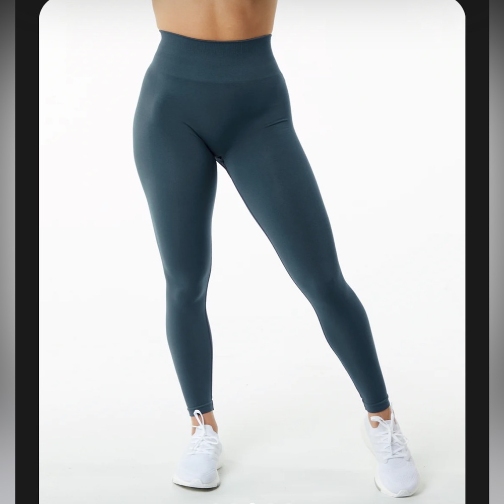 ALPHALETE AMPLIFY LEGGING
Women's Seamless Scrunch Legging Whale Blue